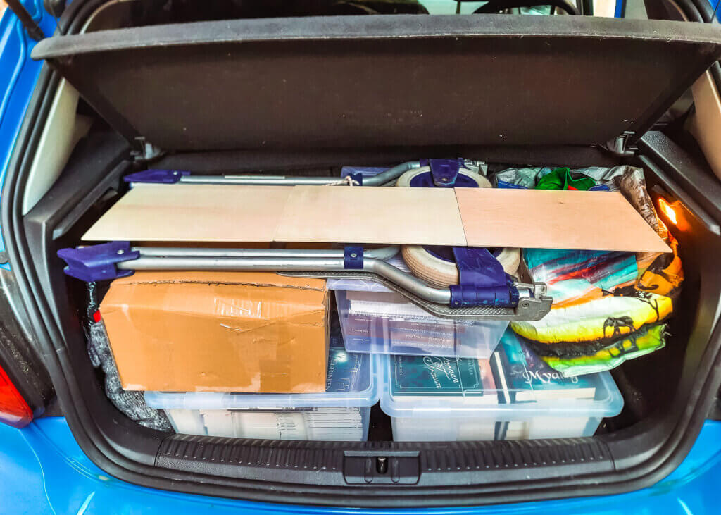 Auto gepackt mit Kisten voller Bücher für die Krähenfee 2022 in Krefeld