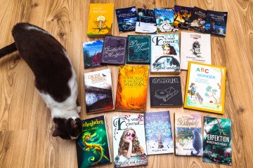 Kurzgeschichten und Anthologien von Laura Kier veröffentlicht bis Ende 2022 mit der Katze Kiki auf dem Foto