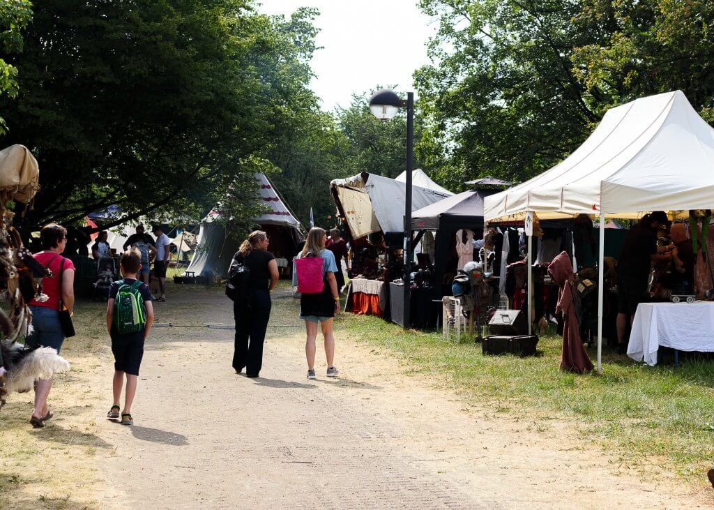 Bereich des Mittelaltermarktes auf der FeenCon 2023 in Bonn